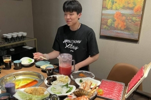 吃好料??楊瀚森在拉斯維加斯飯店享受火鍋&烤肉 與球迷親切合影