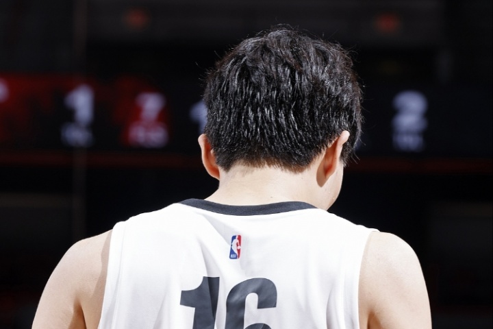 楊瀚森應(yīng)留在美國備戰(zhàn)NBA還是回來打亞洲杯？說說你們的看法？