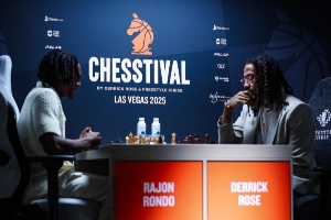 ??從球場(chǎng)殺到棋場(chǎng)？隆多和羅斯亮相“國(guó)際象棋節(jié)”現(xiàn)場(chǎng)進(jìn)行對(duì)壘
