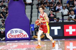 打開局面！隊(duì)長(zhǎng)楊力維替補(bǔ)14中5拿11分送8助攻 正負(fù)值+19