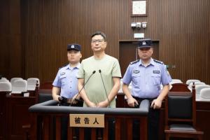 原上港集團(tuán)總裁嚴(yán)俊犯受賄罪，被判有期徒刑十二年，罰金二百萬元