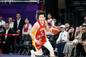 狀態(tài)火熱！楊舒予半場7中4拿下10分3板3助 兩隊(duì)唯一得分上雙
