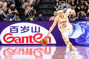賈賽琪：之前沒戴過發(fā)帶 女籃精神就是場上場下都盡力幫助球隊(duì)