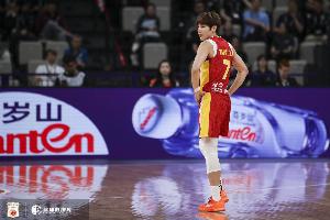 穩(wěn)健控場！楊力維半場3中2拿到5分3助 三分1中1