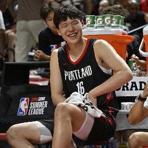 ??太搞了！米西吃T 楊瀚森在身后故意鼓掌笑他