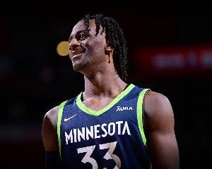 輕松兩雙！萊昂納德-米勒16中8拿下22分11板2助1斷1帽