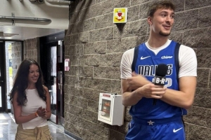 BR女記者曬出與弗拉格的合影：這是我的“歡迎來(lái)到NBA”時(shí)刻