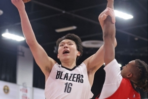 媒體人：對面內(nèi)線很空時 楊瀚森上一場選擇傳球 這場他選擇去殺傷