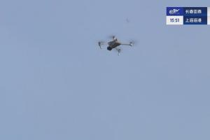 意外情況！空中有無人機(jī)干擾，亞泰vs海港比賽暫停了幾分鐘