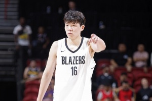 對比明顯！上半場楊瀚森個人有5次助攻 而火箭全隊才7次