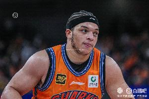 全能！小胖洛夫頓8中5得12分7板5助 另有3搶斷1蓋帽