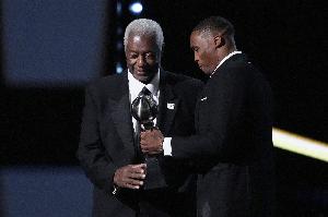 NBA第三人！威少為大O頒發(fā)阿瑟-阿什勇氣獎杯