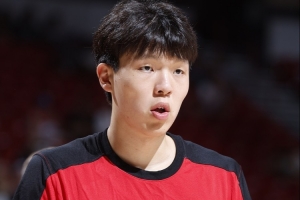 張佳瑋：楊瀚森的犯規(guī)不能歸咎于位置感和時機 而是體能與橫移