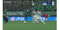李可鏟倒張玉寧&后者痛苦倒地，馬寧向李可出示黃牌
