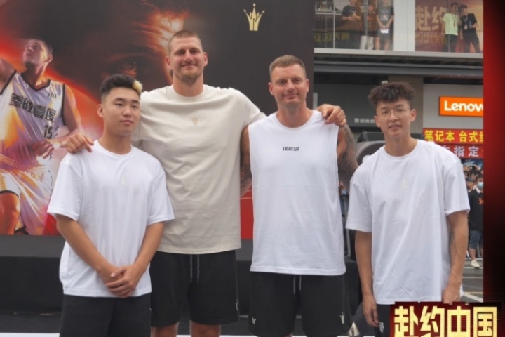 約基奇中國行火熱進行中??約老師今天下午在成都喲~
