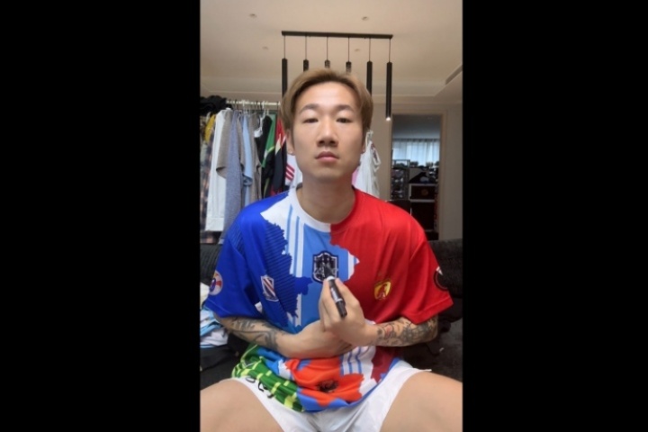 聲援韋世豪？舊將榮昊涂黑球衣前的泰達隊徽：作為男人誰能忍？