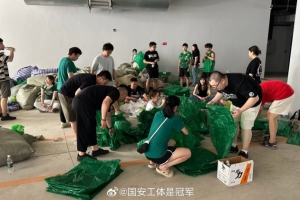博主：昨天完成6萬(wàn)人TIFO展示，今天國(guó)安球迷又來(lái)到工體回收整理