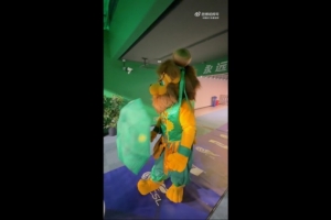 不容易！國安吉祥物熱到有些中暑，急忙休息補了一瓶藿香正氣