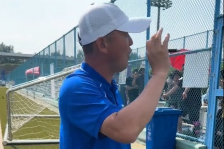 小孩子領(lǐng)背心沒說謝謝，孫繼海訓(xùn)話：先做好人然后踢球，我想堅持