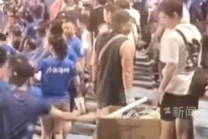 贛超第二輪南昌對陣九江賽后，球迷自發(fā)清理隨身垃圾