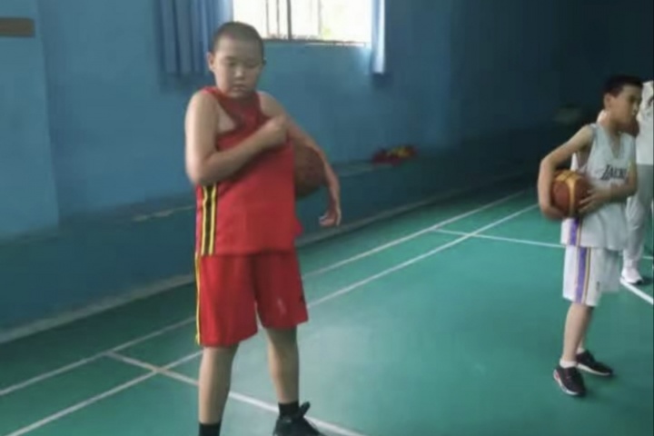 小胖子逆襲？??楊瀚森稱接觸籃球是因為父親讓他減肥 多運動