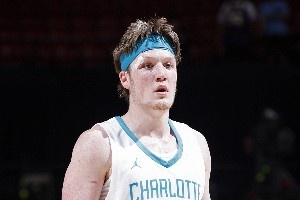 來看夏聯(lián)歷屆FMVP！庫茲馬爆砍30+10帶carry湖人 近半來過CBA