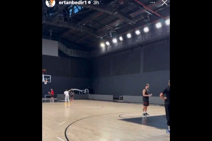 ??范喬丹和申京在其老家土耳其合練！還有火箭助教們陪同