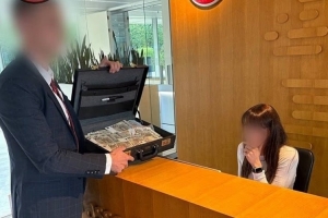 郵報：水晶宮球迷送假幣到歐足聯總部，抗議他們取消球隊歐聯資格