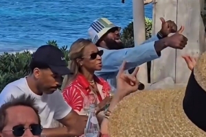 度假模式！詹姆斯夫婦法國海邊聚餐 老詹隨音樂翩翩起舞????