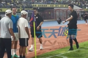 西海岸主場工作人員加時賽前提前收起角旗桿，多虧塞鳥及時發(fā)現(xiàn)