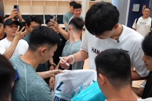 氣氛真好！今天楊瀚森回到青島男籃直奔籃球館 直接簽名簽到手軟