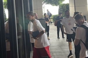 他來了！利物浦球迷號曬圖，埃基蒂克抵達中國香港