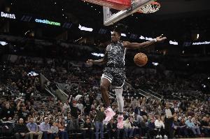 朗尼-沃克馬卡比合同細(xì)節(jié)：3年稅前1000萬(wàn)刀 多項(xiàng)NBA跳出條款