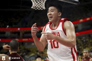 媒體人：中國男籃今夏最大的收獲是王俊杰 他的防守&三分球很不錯