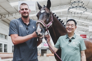 ??喜歡！約基奇打破次元壁與濮存昕共同擼馬&看馬眼神都拉絲了
