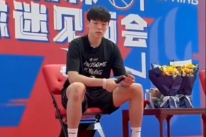 小球迷向瀚森要之前答應(yīng)的簽名！小楊實力寵粉 立馬就簽