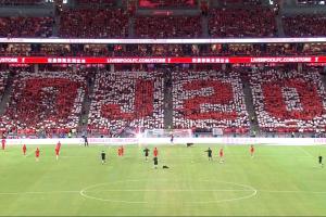 YNWA??現(xiàn)場(chǎng)球迷拼出“DJ20”致敬若塔，名宿達(dá)格利什獻(xiàn)上花環(huán)