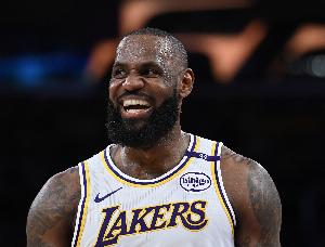 詹姆斯創(chuàng)紀(jì)錄：在三個(gè)十年期內(nèi)均得分破萬(wàn) NBA歷史唯一????