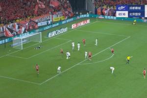 蓉城2-0領(lǐng)先國(guó)安！萊切特第65分鐘內(nèi)切破門
