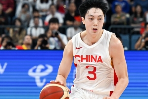 手涼！胡明軒半場(chǎng)9分鐘6投僅1中拿到5分3板 三分3中0
