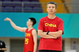媒體人：中國男籃完成進攻后回防過慢 傳球意圖明顯&傳球不到位