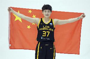 《人物》雜志：楊力維在2019年收到來(lái)自WNBA的合同 但國(guó)內(nèi)不讓去