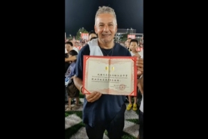 巴喬、卡洛斯“持證上崗”，兩人接收榕江學(xué)校名譽(yù)足球總教練聘書