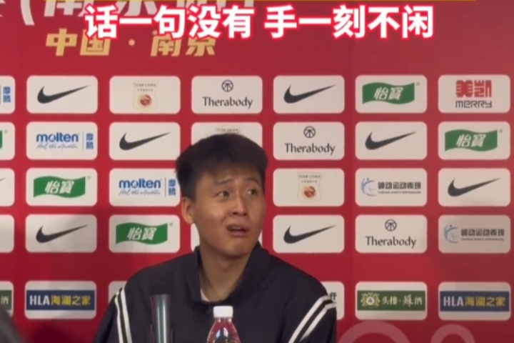 媒體評趙睿沒話但手不閑 本人回應：我是不該出現在這世界上嗎？