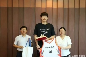 媒體人：楊瀚森來中國海洋大學領取自己的本科錄取通知書