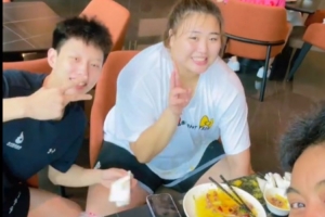 世大運(yùn)中國女籃奪冠！劉禹彤：奇妙旅程 朋友是我生活的快樂解藥