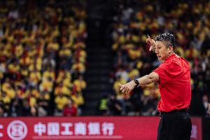 媒體人：雙方打得都很抽象&裁判盡力了 成熟球隊(duì)要能在比賽中解題