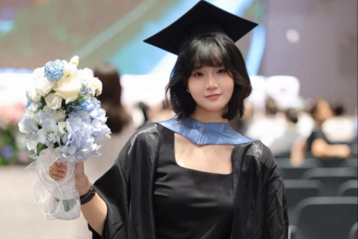泰山女球迷畢業(yè)典禮上演莫伊塞斯慶祝：喜歡泰山10年，最喜歡大雷