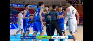 完全控制不住??！遼寧&山東U21男籃大規(guī)模沖突 比賽提前結(jié)束...