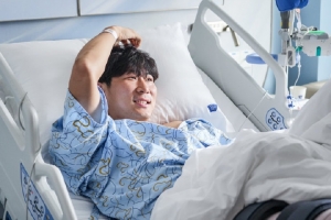 記者：為讓張昱杰得到更全面康復(fù)，深圳新鵬城將其送到英國治療